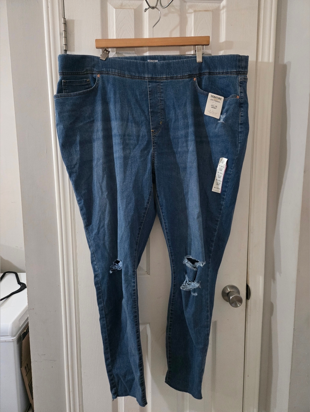 Nwt sz 28 long Levi's distressed jeggings